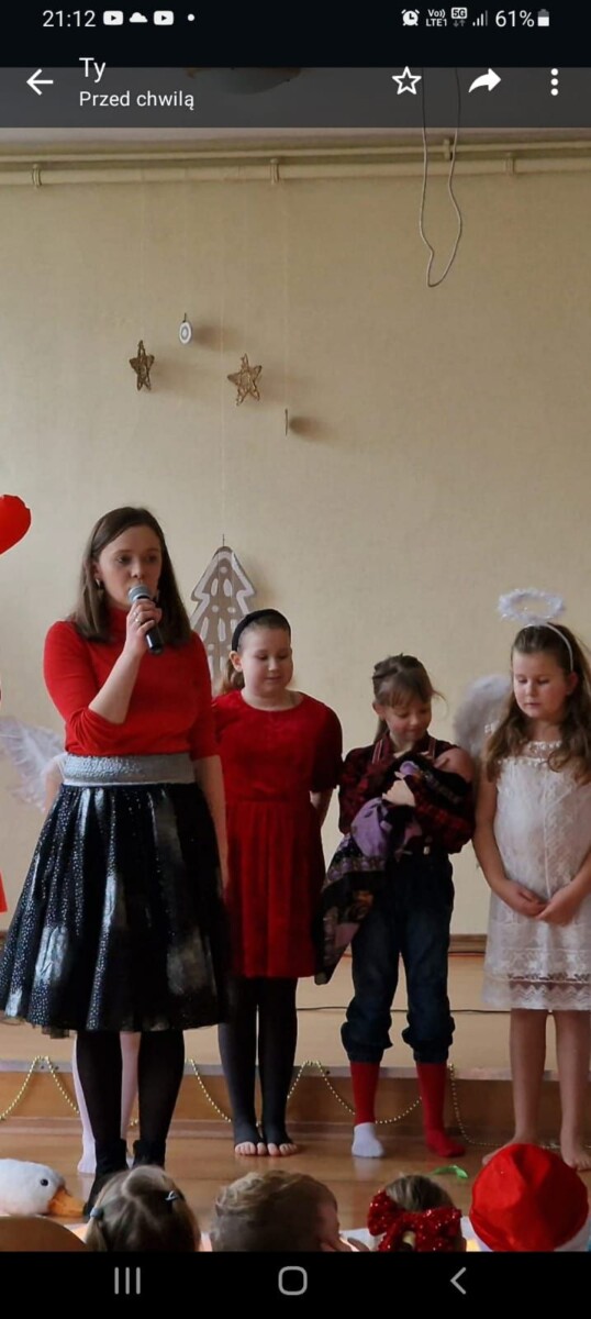Uczniowie klas I-III wzięli dzisiaj udział w "Bajkowych jasełkach". W iście świąteczny klimat wprowadził nas "Teatr Iskierka" pod kierownictwem pani Aleksandry Brzozowskiej. Nie były to klasyczne jasełka, bowiem na scenie oprócz aniołów, Maryi i Józefa, wystąpiły postaci znane nam wszystkim z bajek. Ciekawa mieszanka została ciepło przyjęta przez publiczność.